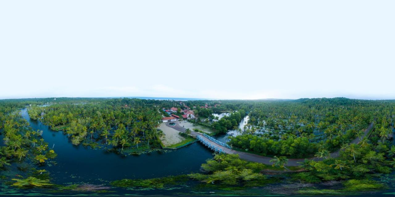Estuary Sarovar Premiere Island 5*